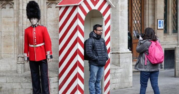 Un intruso entre la guardia real se hizo pasar por sacerdote