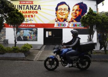 Primer contacto de Petro con Caracas