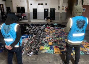La Policía de la Ciudad incautó más de 1.200 prendas apócrifas que eran transportadas en un camión