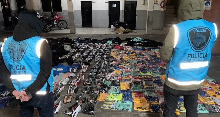La Policía de la Ciudad incautó más de 1.200 prendas apócrifas que eran transportadas en un camión