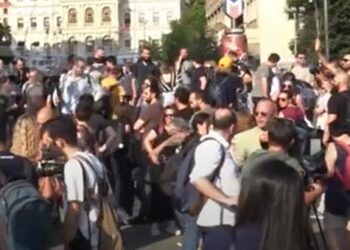 Periodistas de Turquía protestan contra planes de censurar a la prensa