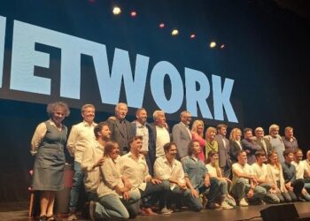 «Network», la obra teatral basada en la película homónima, desembarca en Buenos Aires con un gran elenco,