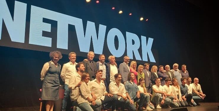 «Network», la obra teatral basada en la película homónima, desembarca en Buenos Aires con un gran elenco,