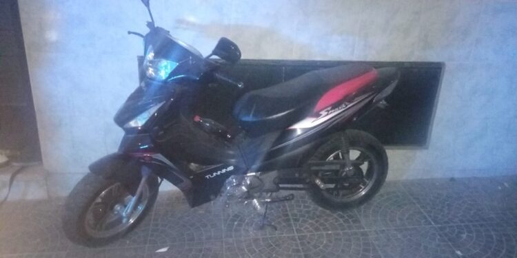 Detuvieron a ladrón que robó una moto en Flores