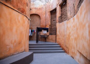 Cómo funciona uno de los remodelados hogares que recibe con su calor a las personas en situación de calle