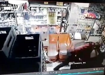 Detuvieron a dos ladrones mientras robaban bebidas alcohólicas y golosinas en un supermercado cerrado