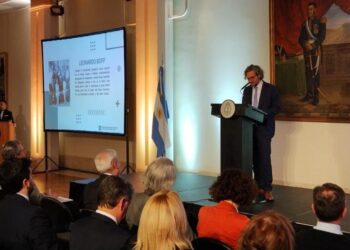 La Cancillería y la Secretaría de Culto presentaron el libro prologado por el Papa
