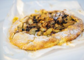 Cómo hacer una rica tarta rústica de manzanas y frutas secas