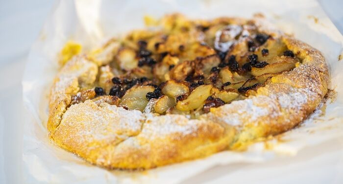 Cómo hacer una rica tarta rústica de manzanas y frutas secas