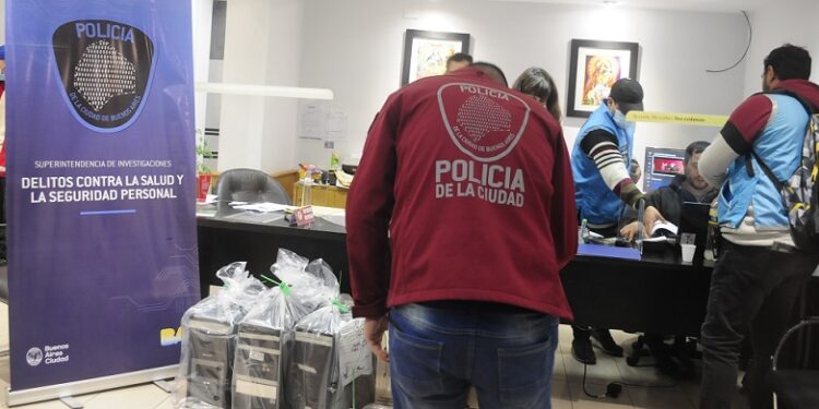 Cierran centro médico que funcionaba pese a clausura: emitían certificados falsos de COVID