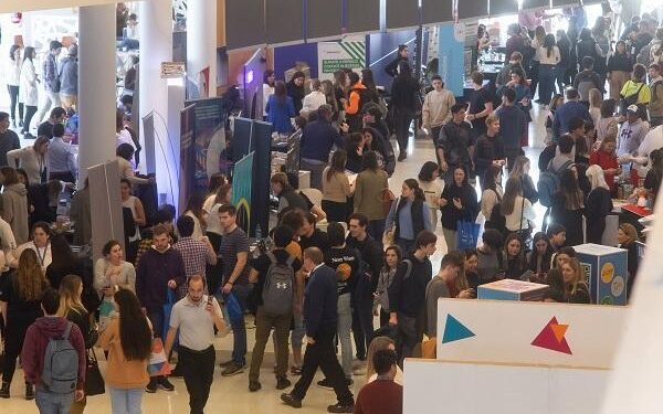 En búsqueda de una oportunidad: más de 500 alumnos y graduados participaron de la Feria de Empresas y Organizaciones de la Universidad Austral
