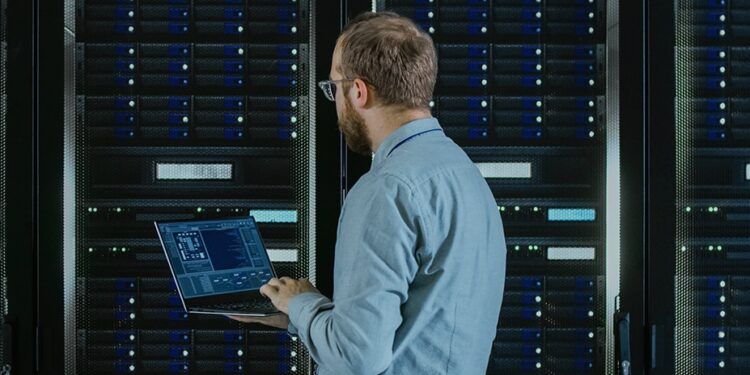 Cómo lidiar con la escasez de talento para centros de datos sin duplicar los costos