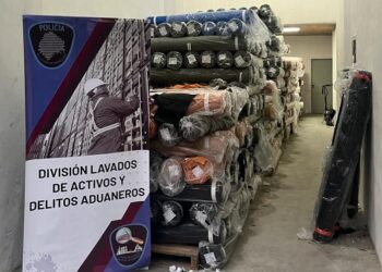 Dos detenidos en Flores y más de 1.700 rollos de telas incautados por contrabando