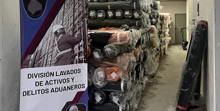 Dos detenidos en Flores y más de 1.700 rollos de telas incautados por contrabando