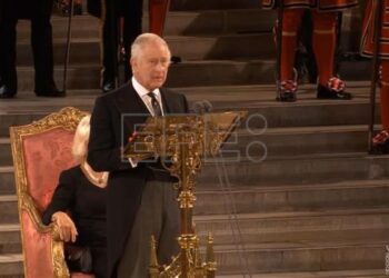 Carlos III promete en el Parlamento respetar los principios constitucionales