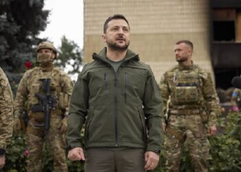 Zelensky iza la bandera en Izyum