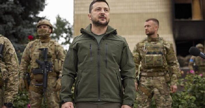 Zelensky iza la bandera en Izyum