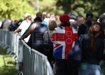 Se reabre la fila de la capilla ardiente de Isabel II