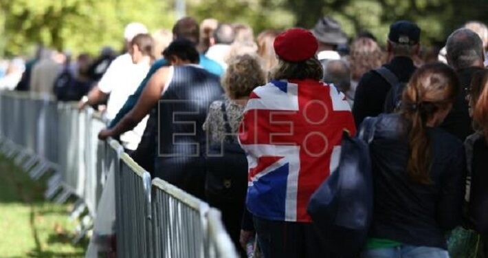 Se reabre la fila de la capilla ardiente de Isabel II