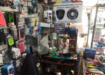 Clausuraron locales en La Boca y Liniers e incautaron celulares robados y notebooks