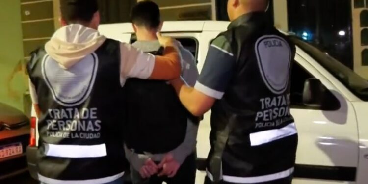 Clausuran taller textil clandestino en Floresta y detienen a su dueño