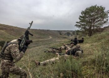 El enviado del Papa en medio de los disparos