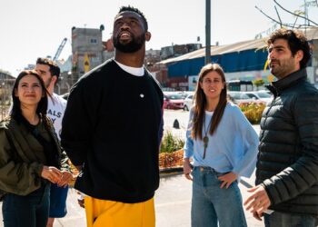 El capitán del seleccionado de rugby de Sudáfrica recorrió el Barrio Mugica en la Ciudad de Buenos Aires