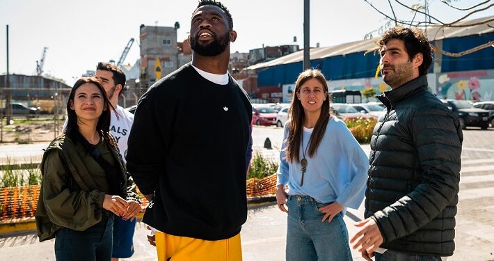 El capitán del seleccionado de rugby de Sudáfrica recorrió el Barrio Mugica en la Ciudad de Buenos Aires