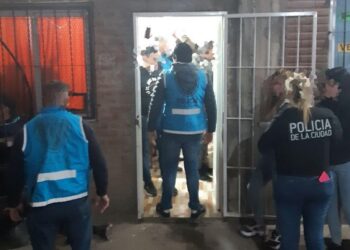 Seis detenidos al desbaratarse dos garitos en Lugano y Colegiales, donde se incautaron armas y drogas
