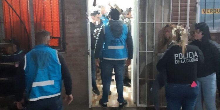 Seis detenidos al desbaratarse dos garitos en Lugano y Colegiales, donde se incautaron armas y drogas