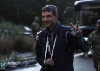 Emoción por regreso de soldados liberados por Rusia