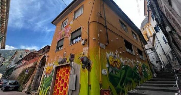 Un impactante e inédito «eco-mural» en Carrara