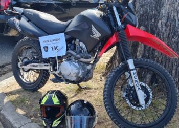 Detienen a dos ladrones con inhibidor, a bordo de una moto con pedido de secuestro, frente al Aeroparque