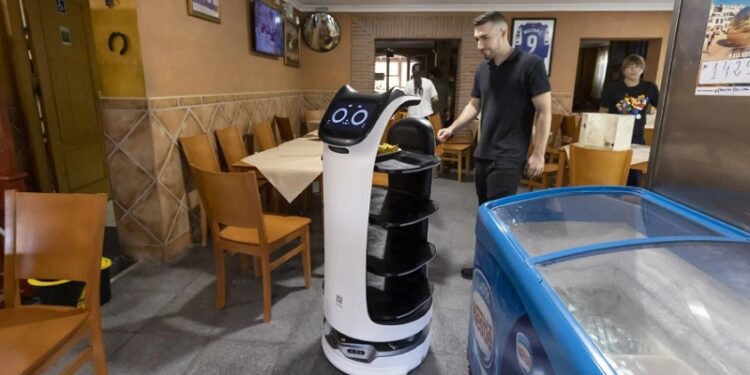 Un robot camarero para la vieja fonda