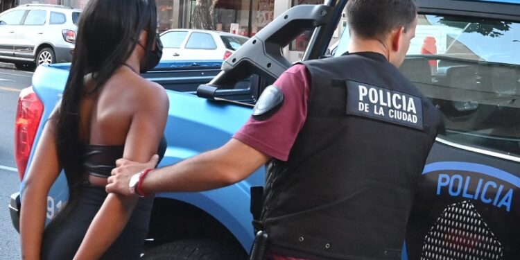 Cayó en Constitución la falsificadora de dólares de «Cara Grande»