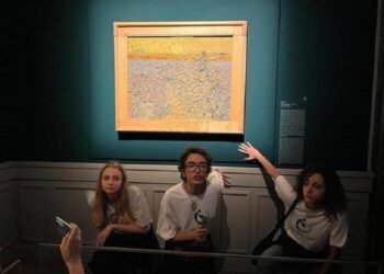 Ambientalistas atacan cuadro de Van Gogh en Roma con sopa de verduras