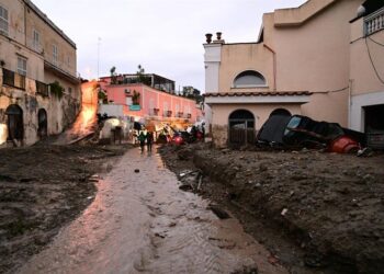 Un muerto y una decena de desaparecidos en un corrimiento de tierra en Italia