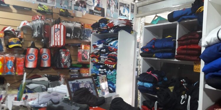 Incautan 2.300 prendas con marcas falsificadas por valor de 14,5 millones de pesos en Parque Chas