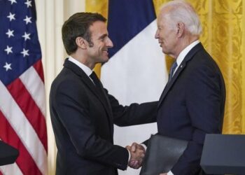 Biden se compromete a cambiar la ley que daña a Europa tras la petición de Macron