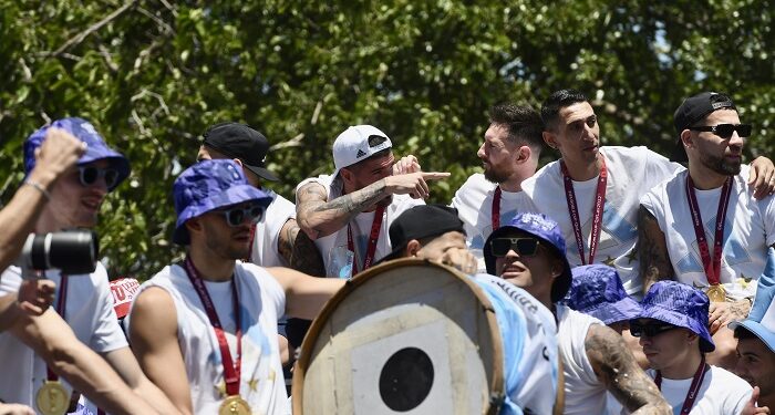 La selección saludó desde el cielo a una imponente multitud de hinchas