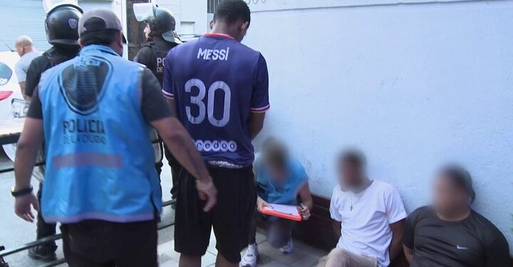 Desbaratan banda dominicana que vendía drogas y regenteaba un garito en Constitución