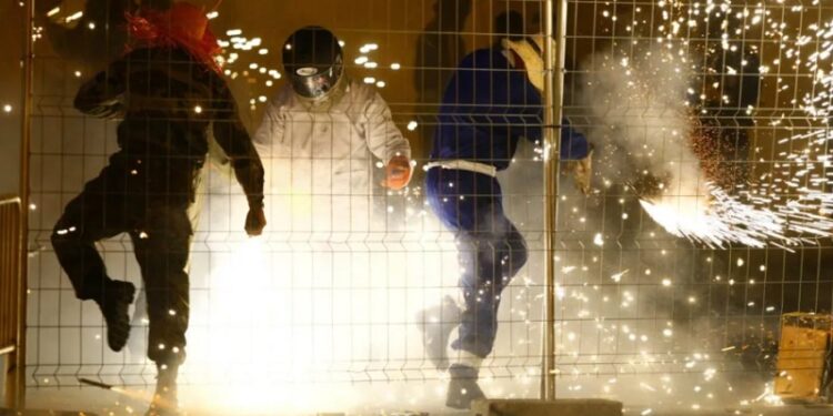 Los riesgos de arrojar pirotecnia en Navidad: no es un juego de niños