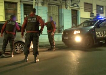 Intentó escapar, pero la Policía de la Ciudad lo detuvo con más de 900 prendas apócrifas
