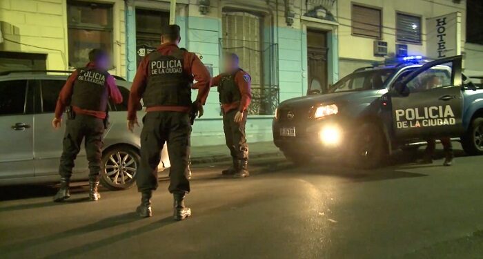 Intentó escapar, pero la Policía de la Ciudad lo detuvo con más de 900 prendas apócrifas