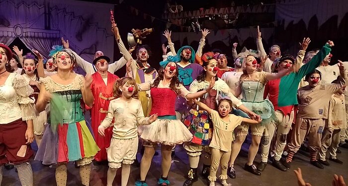 Con «Carpa quemada», el Grupo de Teatro Catalinas Sur cerrará mañana su temporada de funciones 2022