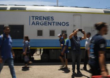 Emotivo recibimiento al tren de pasajeros en Mendoza tras 30 años de ausencia