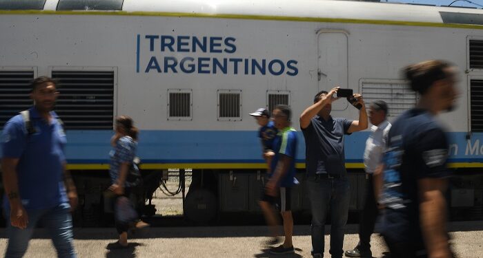 Emotivo recibimiento al tren de pasajeros en Mendoza tras 30 años de ausencia