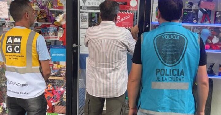 Inspecciones en Balvanera y Flores: tres locales clausurados, dos detenidos y celulares secuestrados