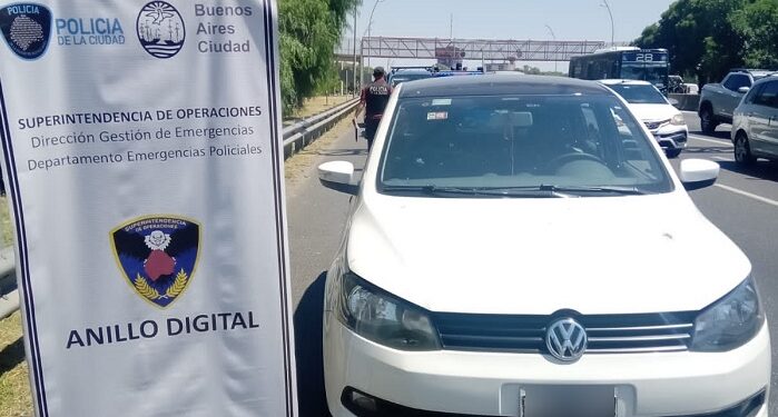 Detienen a dos hombres en la General Paz que circulaban en un auto con pedido de secuestro por robo y hurto de patente