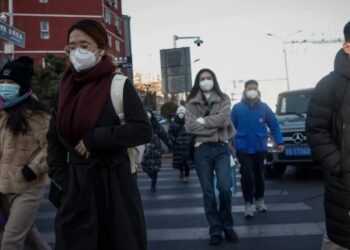 China busca superar la oleada de covid y considera «inaceptables» las restricciones a pasajeros